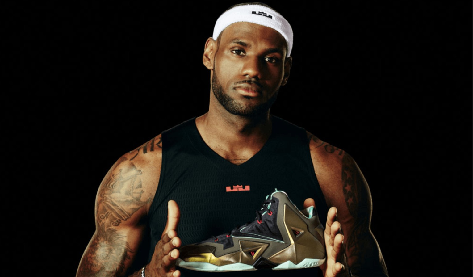 LeBron James cùng đôi giày Nike phiên bản "LeBron 19 Black”